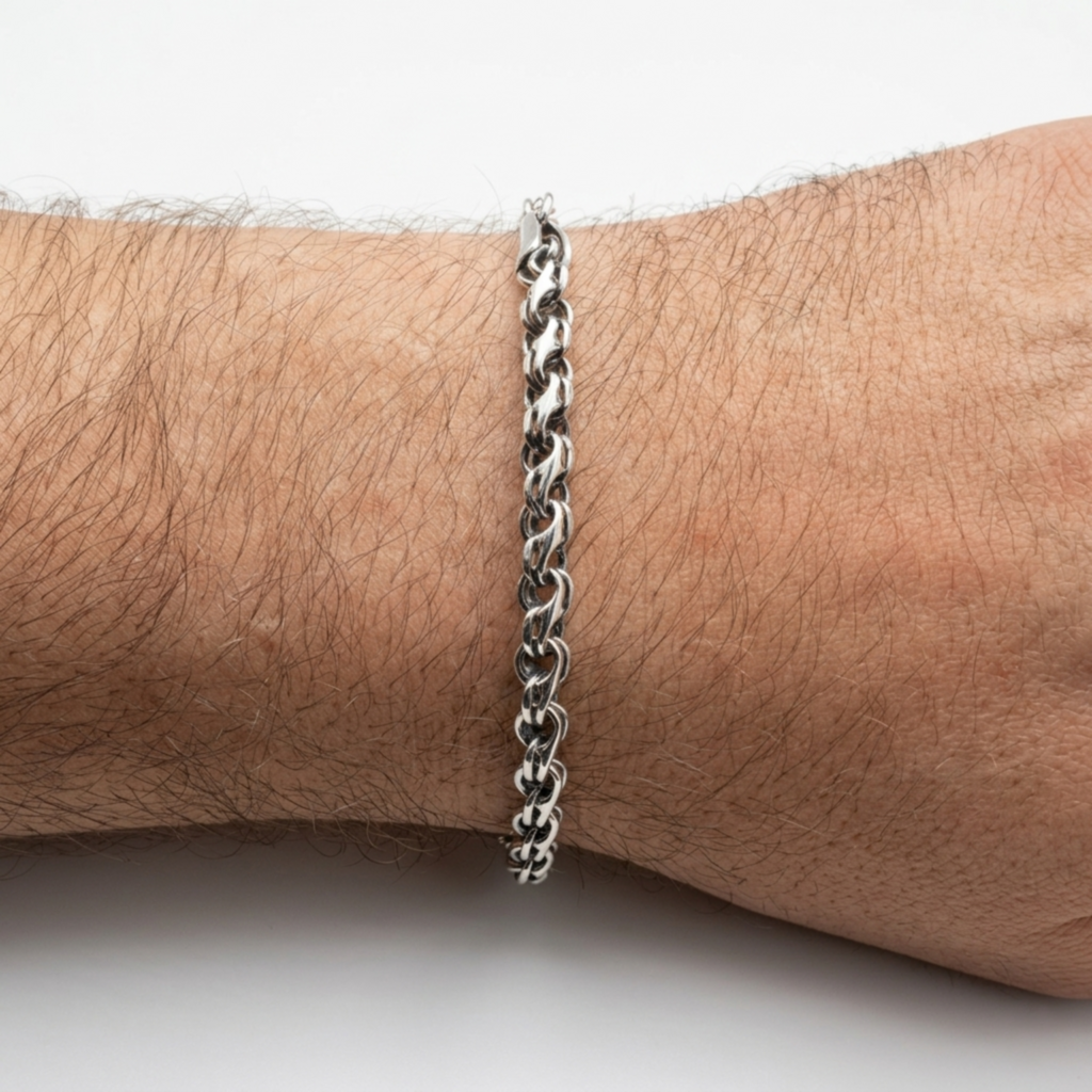 Silberarmband Modell Bismarck-Bach aus 925 Sterling Silber am Handgelenk vor hellem Hintergrund.