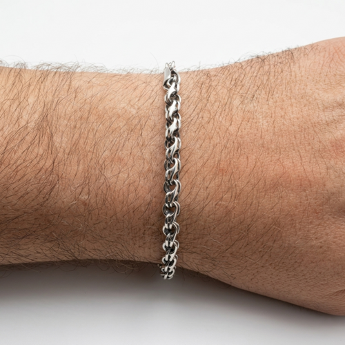 Silberarmband Modell Bismarck-Bach aus 925 Sterling Silber am Handgelenk vor hellem Hintergrund.