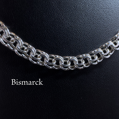 Nahaufnahme der handgefertigten Silberkette Modell Bismarck Flach aus glänzendem 925er Silber auf schwarzem Lederhintergrund

