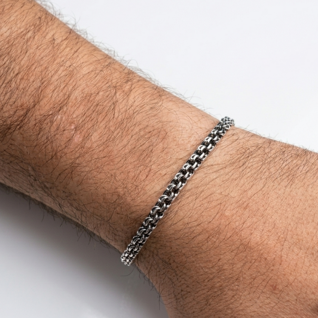 Detailansicht des handgefertigten Silberarmbands Modell „Bismarck Rund“ (925er Silber) mit oxidierter Oberfläche am Handgelenk, fotografiert vor hellem Hintergrund