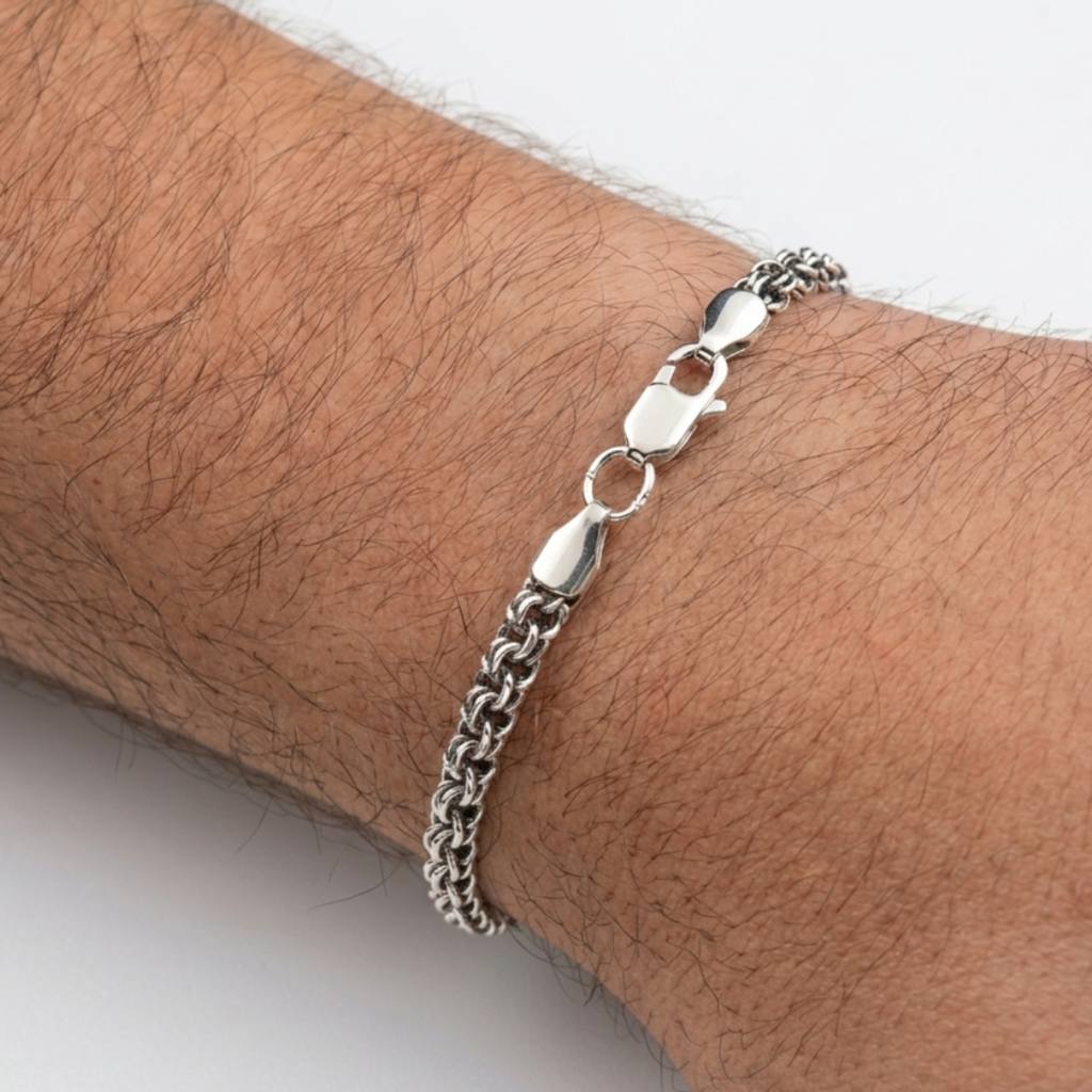 Tragebeispiel des handgefertigten Silberarmbands „Bismarck Rund“ (925er Silber, oxidiert) mit sichtbarem Karabinerverschluss vor hellem Hintergrund.