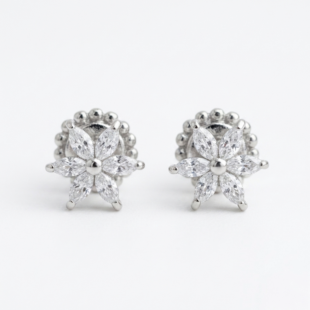 Blumen-Ohrstecker aus 925er Sterling Silber mit Zirkonia-Steinen und Schraubverschluss, rhodiniert, präsentiert auf weißem Hintergrund.