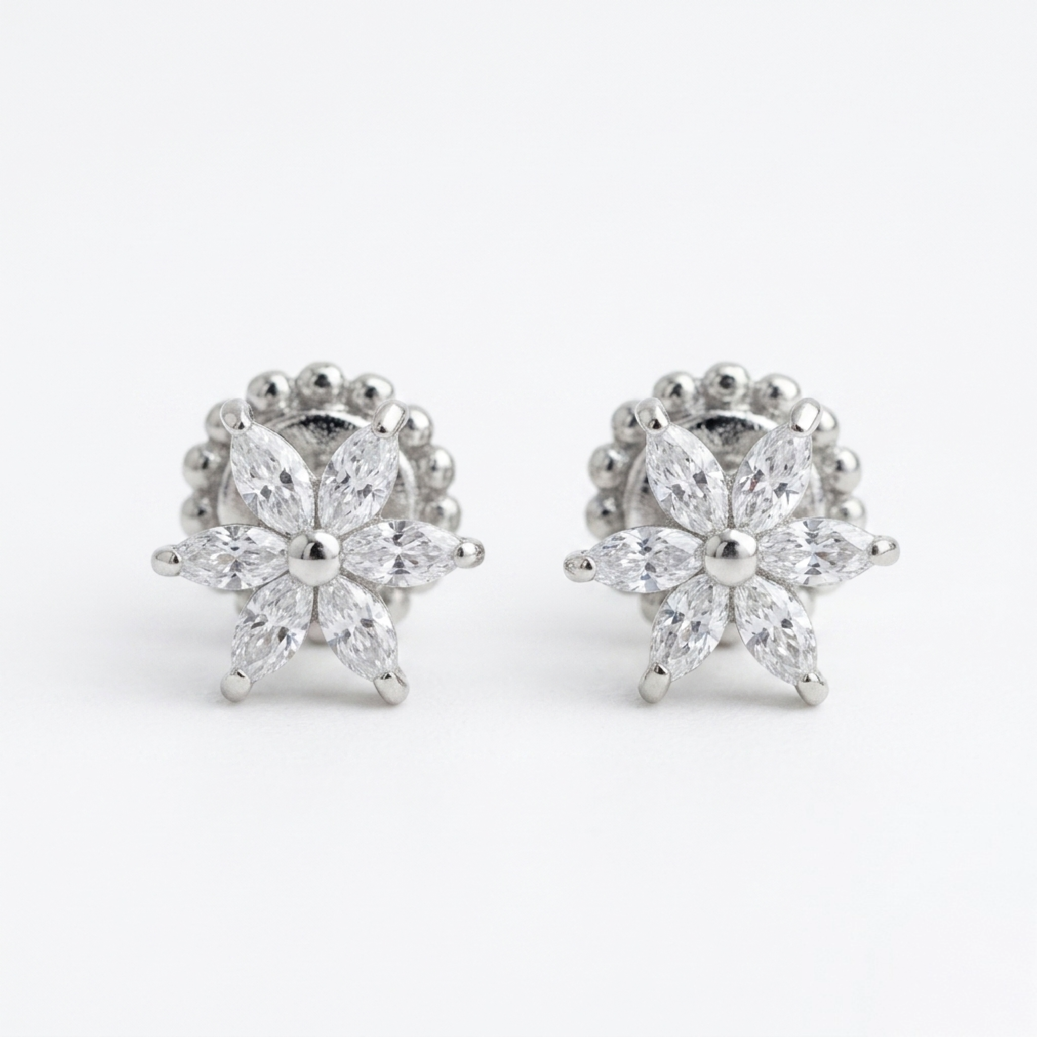 Blumen-Ohrstecker aus 925er Sterling Silber mit Zirkonia-Steinen und Schraubverschluss, rhodiniert, präsentiert auf weißem Hintergrund.