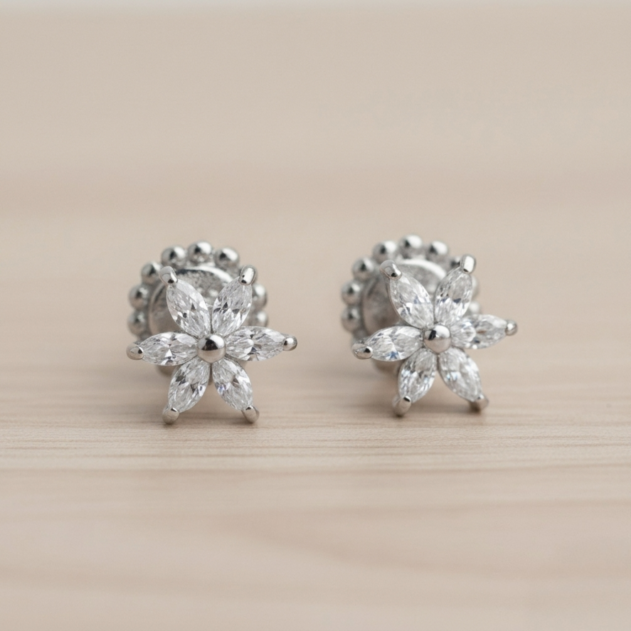 Blumen-Ohrstecker aus 925 Sterling Silber rhodiniert mit funkelnden Zirkonia-Steinen und Schraubverschluss
