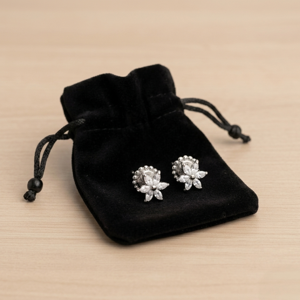Lieferumfang: Blumen-Ohrstecker aus 925 Sterling Silber rhodiniert mit funkelnden Zirkonia-Steinen und passendem Schmuckbeutel aus Samt.