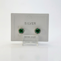 Edle Halo-Ohrstecker aus 925 Silber mit grünem Zirkonia-Stein und Schraubverschluss.