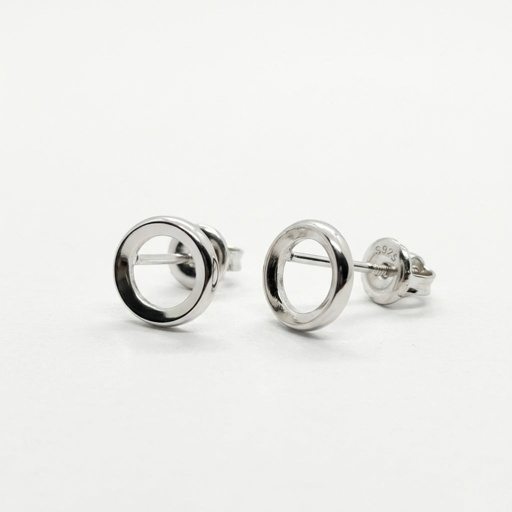 Detailansicht: Geometrische Kreis-Ohrstecker aus 925 Silber rhodiniert mit Schraubverschluss