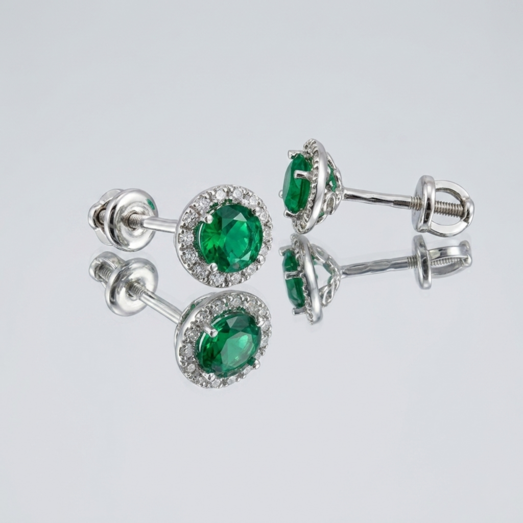 Rhodiniertes 925 Sterling Silber Halo-Ohrringe-Paar mit grünem Zirkonia-Stein, präsentiert auf einer Spiegeloberfläche