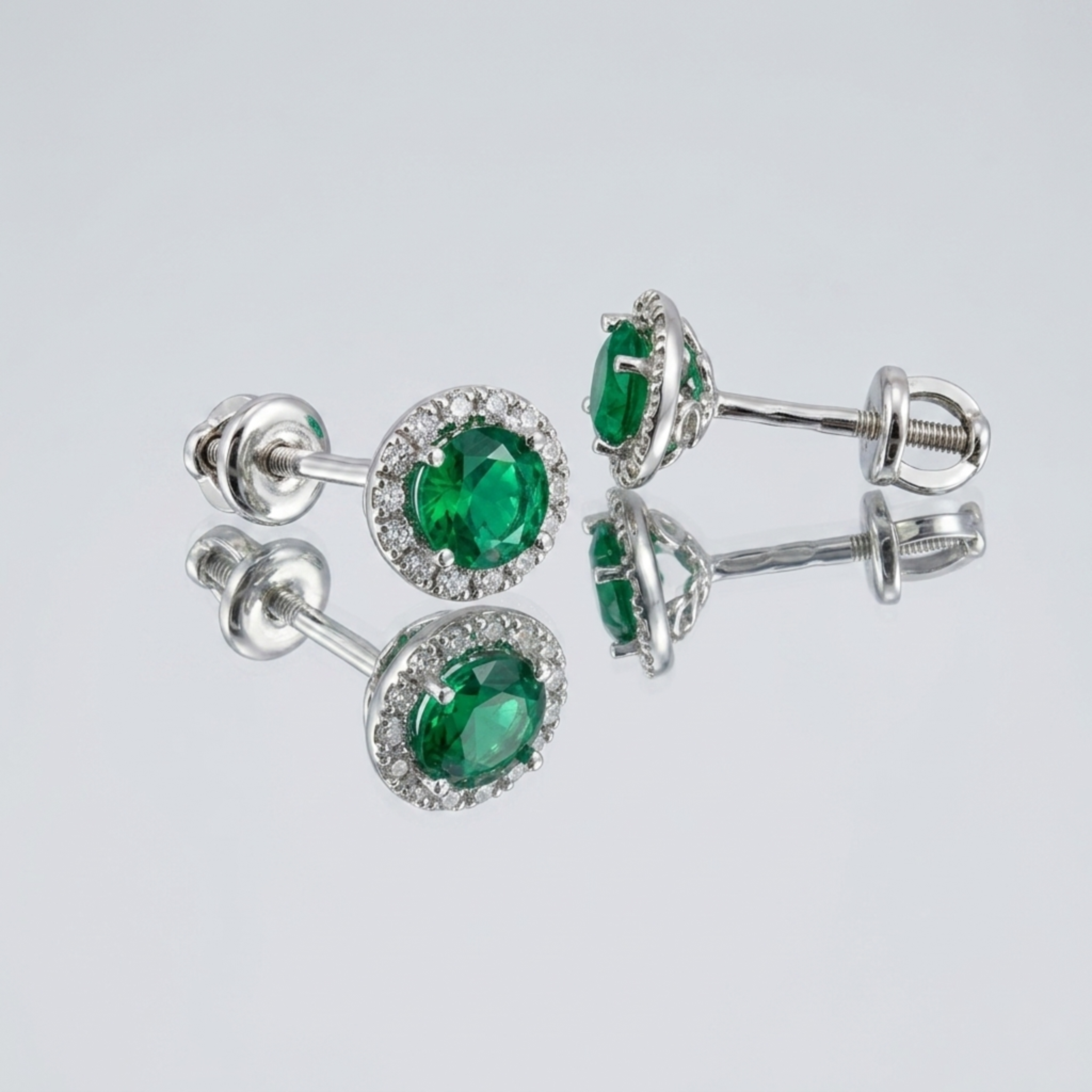 Rhodiniertes 925 Sterling Silber Halo-Ohrringe-Paar mit grünem Zirkonia-Stein, präsentiert auf einer Spiegeloberfläche