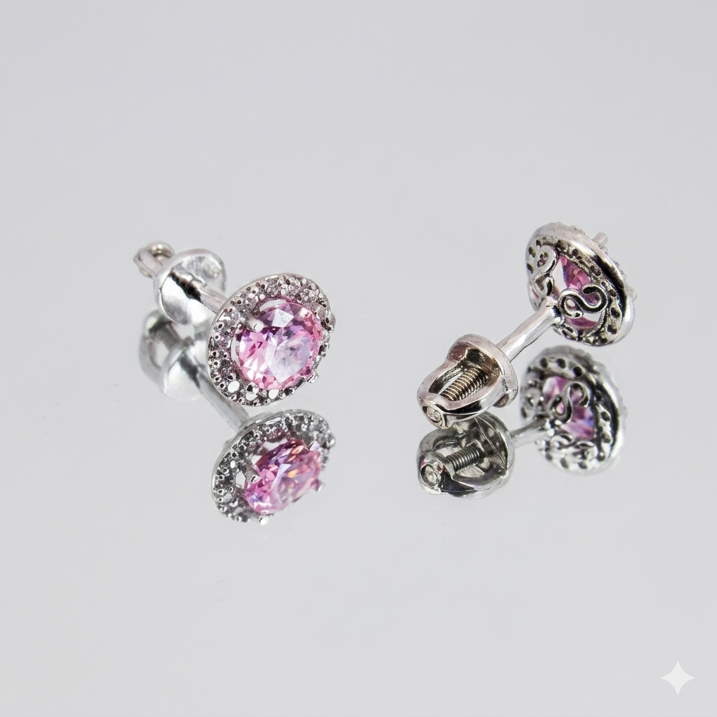 Makroaufnahme von 925 Sterling Silber Halo-Ohrsteckern rhodiniert mit rosa Zirkonia und Schraubverschluss auf einer Spiegeloberfläche.