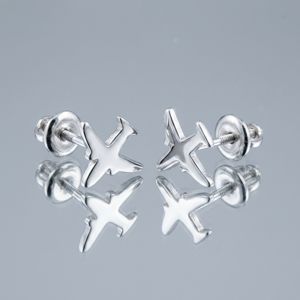 Handgefertigte Silber-Ohrstecker „Flugzeug“ aus 925 Sterling Silber rhodiniert mit Schraubverschluss auf einer Spiegeloberfläche.