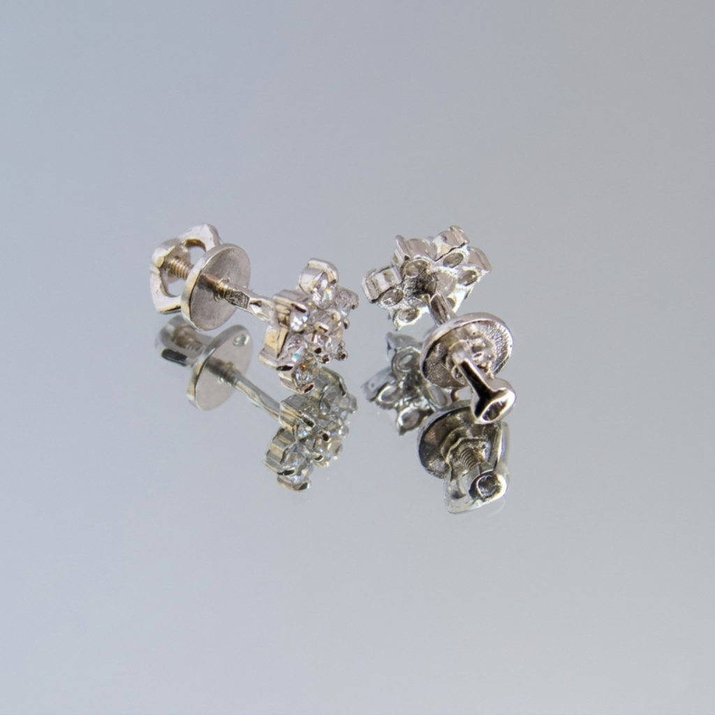 Handgefertigte Premium Solitär-Ohrstecker „Kristall-Asteria“ aus 925 Silber rhodiniert auf einer Spiegeloberfläche.