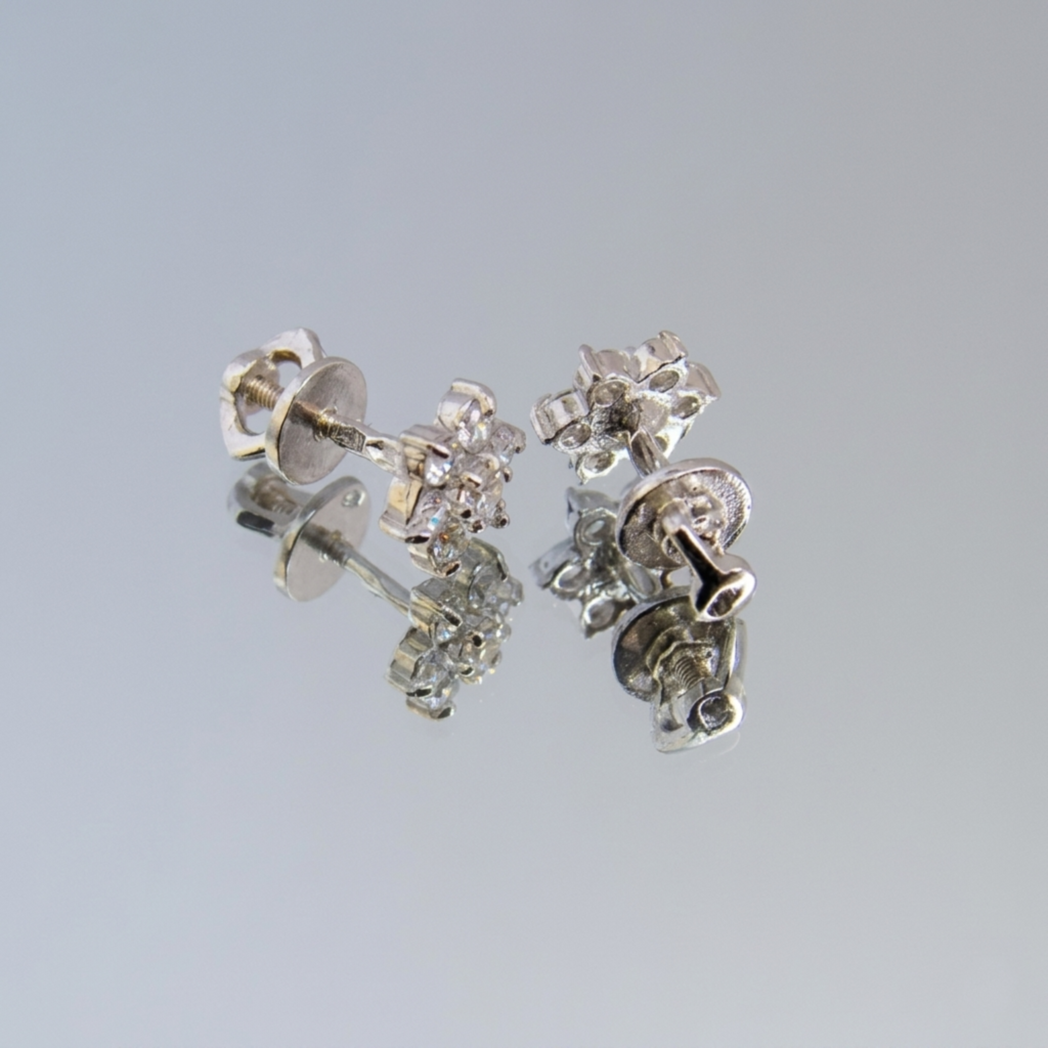 Handgefertigte Premium Solitär-Ohrstecker „Kristall-Asteria“ aus 925 Silber rhodiniert auf einer Spiegeloberfläche.