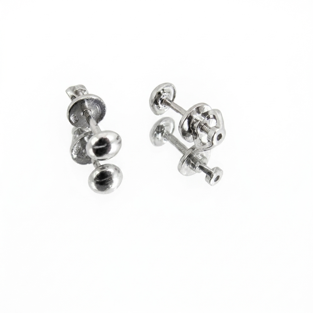 Detailansicht von Silber-Ohrsteckern „Halbkugel“ aus 925 Sterling Silber rhodiniert mit präzisem Schraubverschluss auf Spiegeloberfläche.
