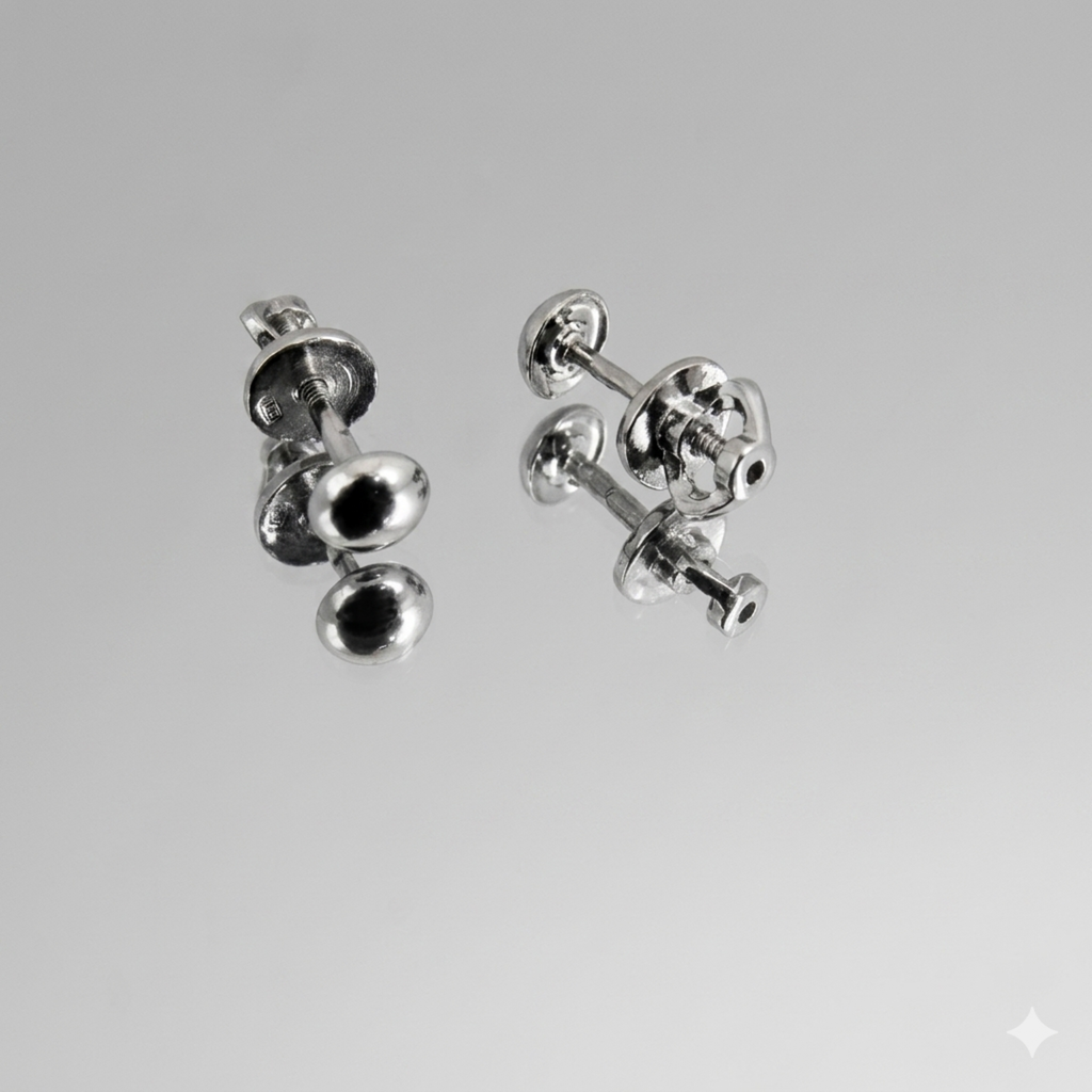 Detailansicht von Silber-Ohrsteckern „Halbkugel“ aus 925 Sterling Silber rhodiniert mit präzisem Schraubverschluss auf Spiegeloberfläche.