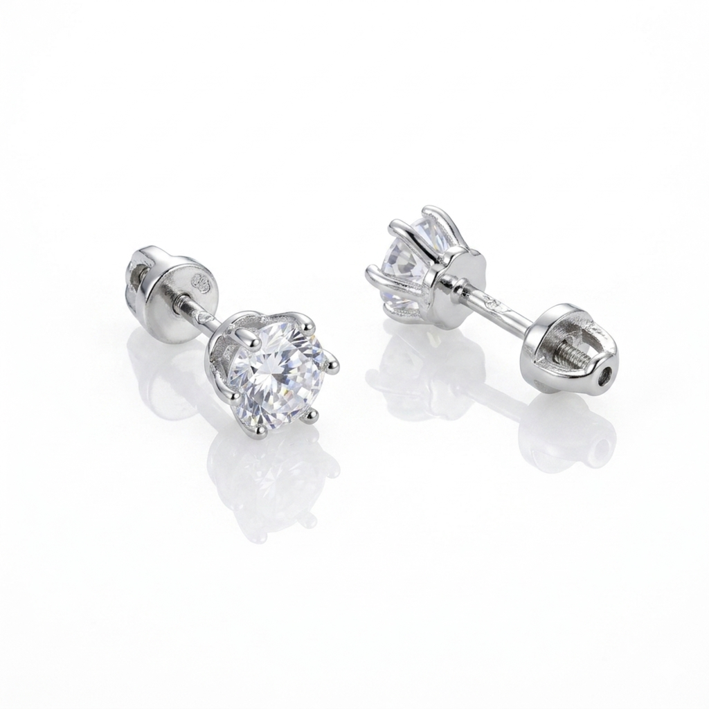 Handgefertigte Silber-Ohrstecker aus 925 Sterling Silber rhodiniert mit funkelndem 5mm Zirkonia und Schraubverschluss auf weißem Hintergrund.