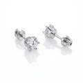 Handgefertigte Silber-Ohrstecker aus 925 Sterling Silber rhodiniert mit funkelndem 5mm Zirkonia und Schraubverschluss auf weißem Hintergrund.