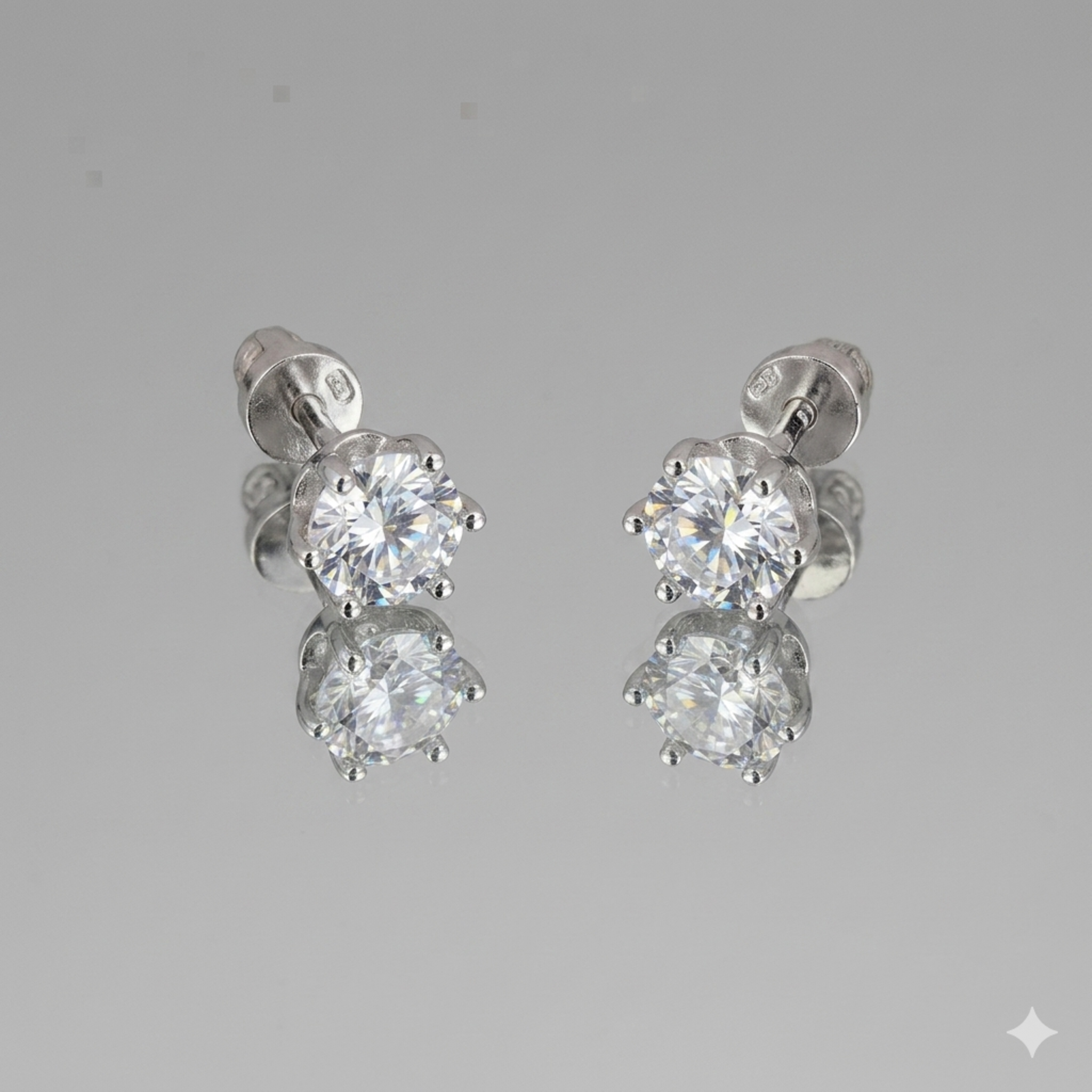 Detailansicht von klassischen 925 Silber-Ohrringen rhodiniert mit runden 5mm Zirkonia-Steinen und elegantem Spiegeleffekt.