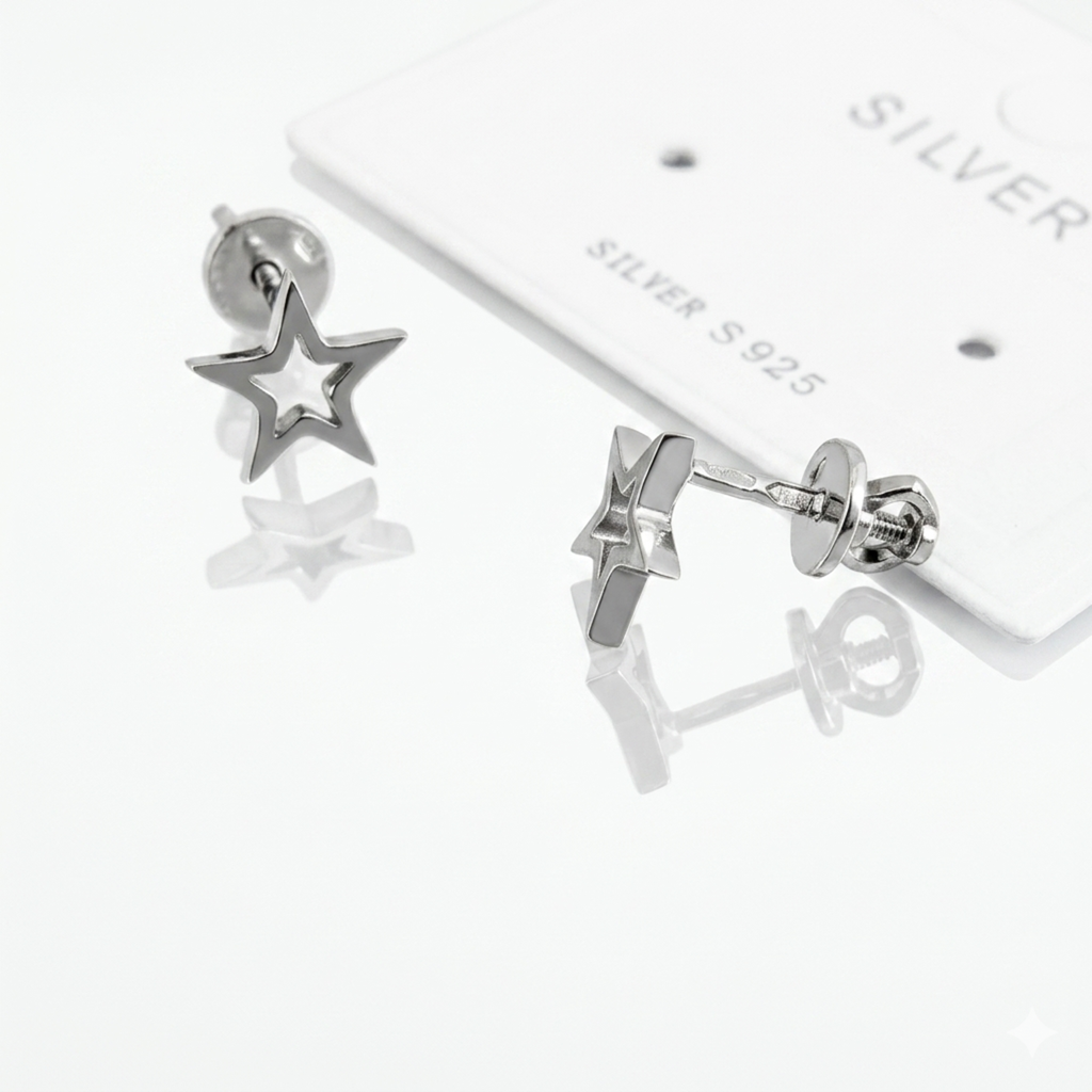 Handgefertigte Stern-Kontur Ohrstecker aus 925 Silber rhodiniert mit Schraubverschluss auf weißem Hintergrund.