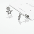 Handgefertigte Stern-Kontur Ohrstecker aus 925 Silber rhodiniert mit Schraubverschluss auf weißem Hintergrund.