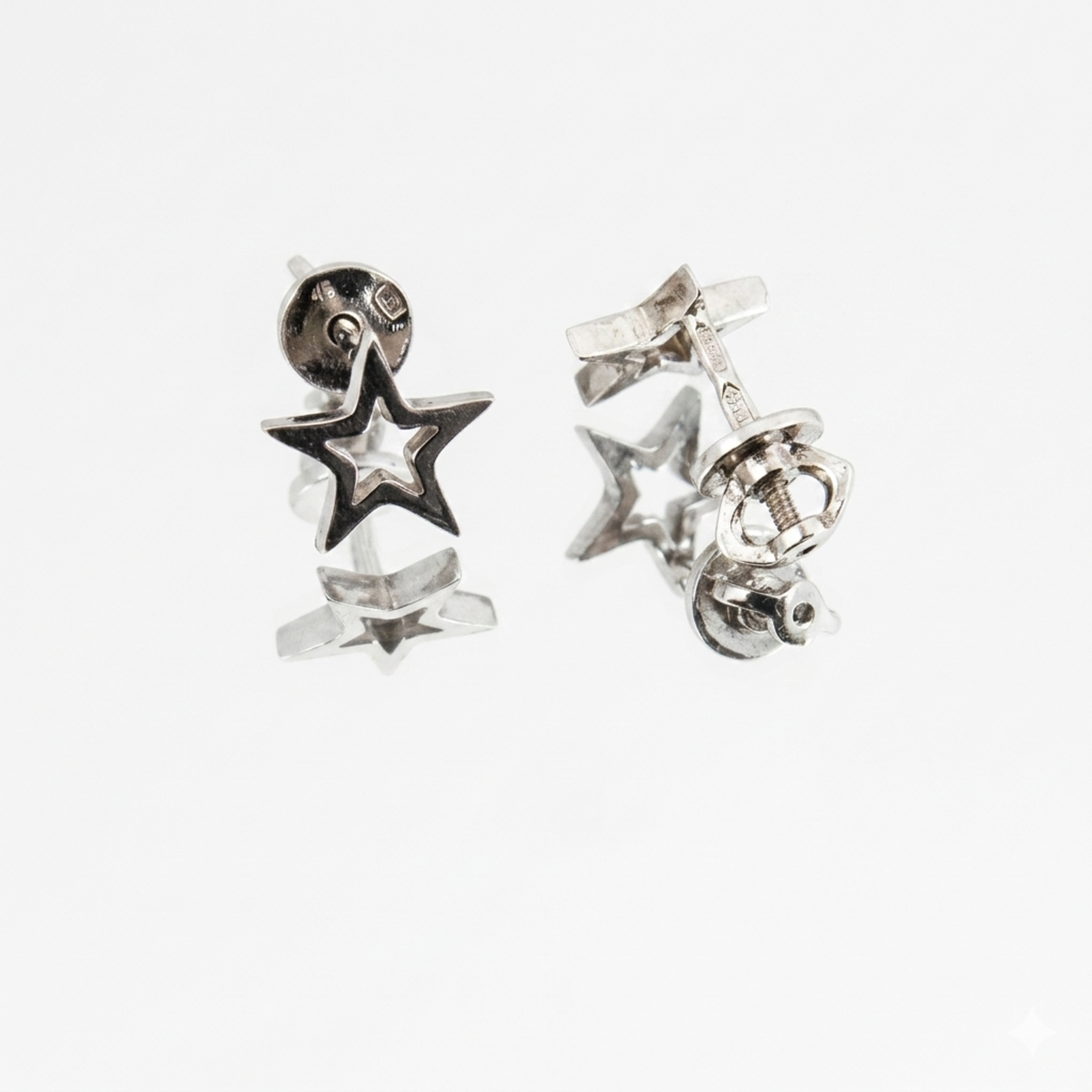 Detailansicht von Ein Paar 925 Sterling Silber rhodiniert Stern-Kontur Ohrringen mit gut sichtbarem Schraubverschluss.