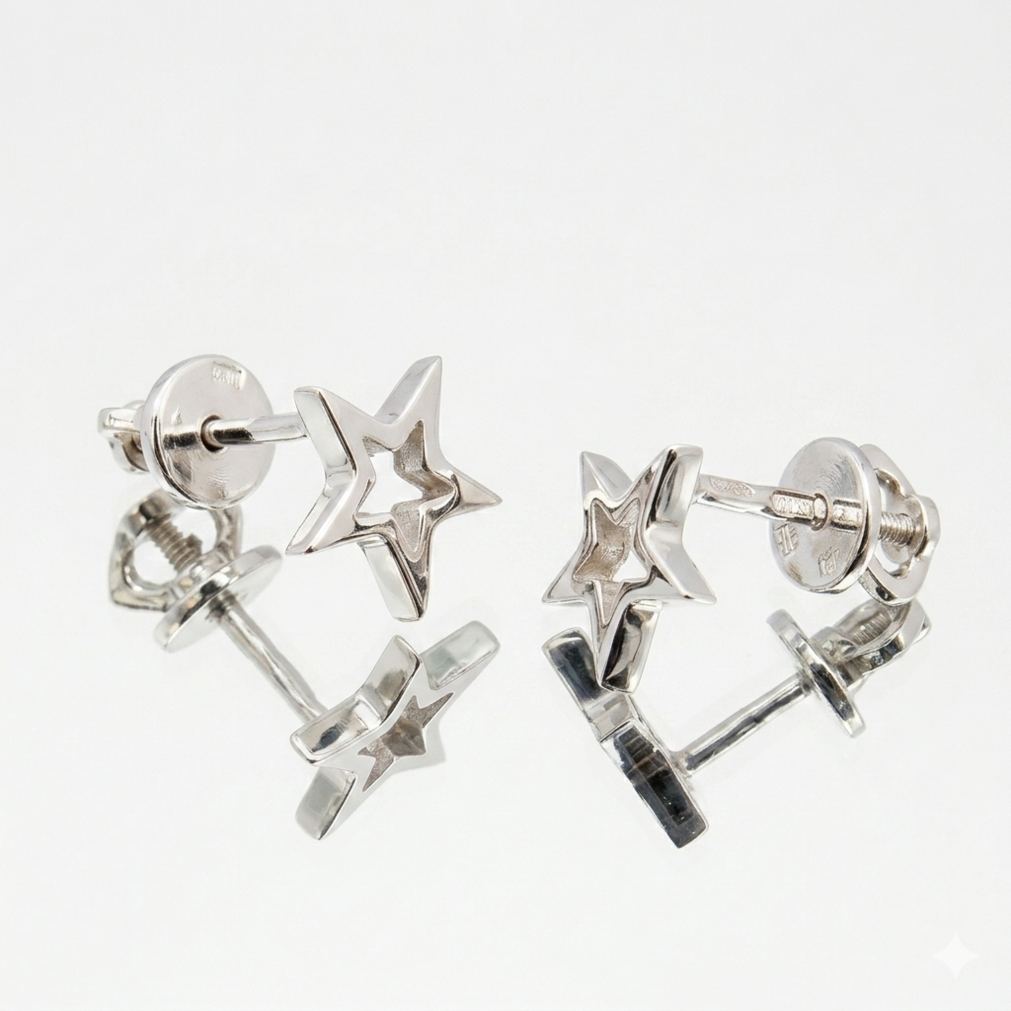 Detailansicht von Stern-Kontur Ohrsteckern aus 925 Silber rhodiniert mit Schraubverschluss auf einer Spiegeloberfläche.