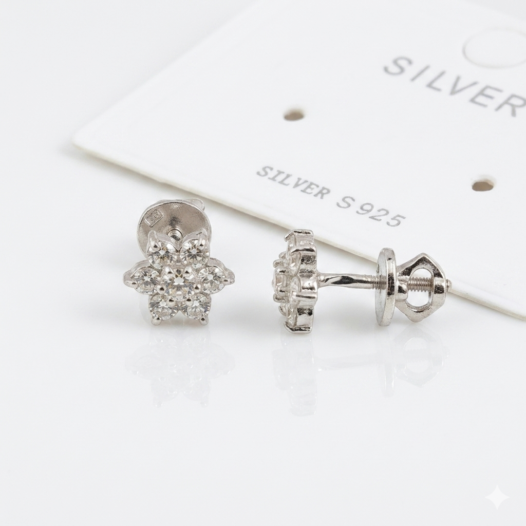 Premium Solitär-Ohrstecker „Kristall-Asteria“ aus 925er Sterling Silber rhodiniert mit sicherem Schraubverschluss auf weißem Hintergrund.
