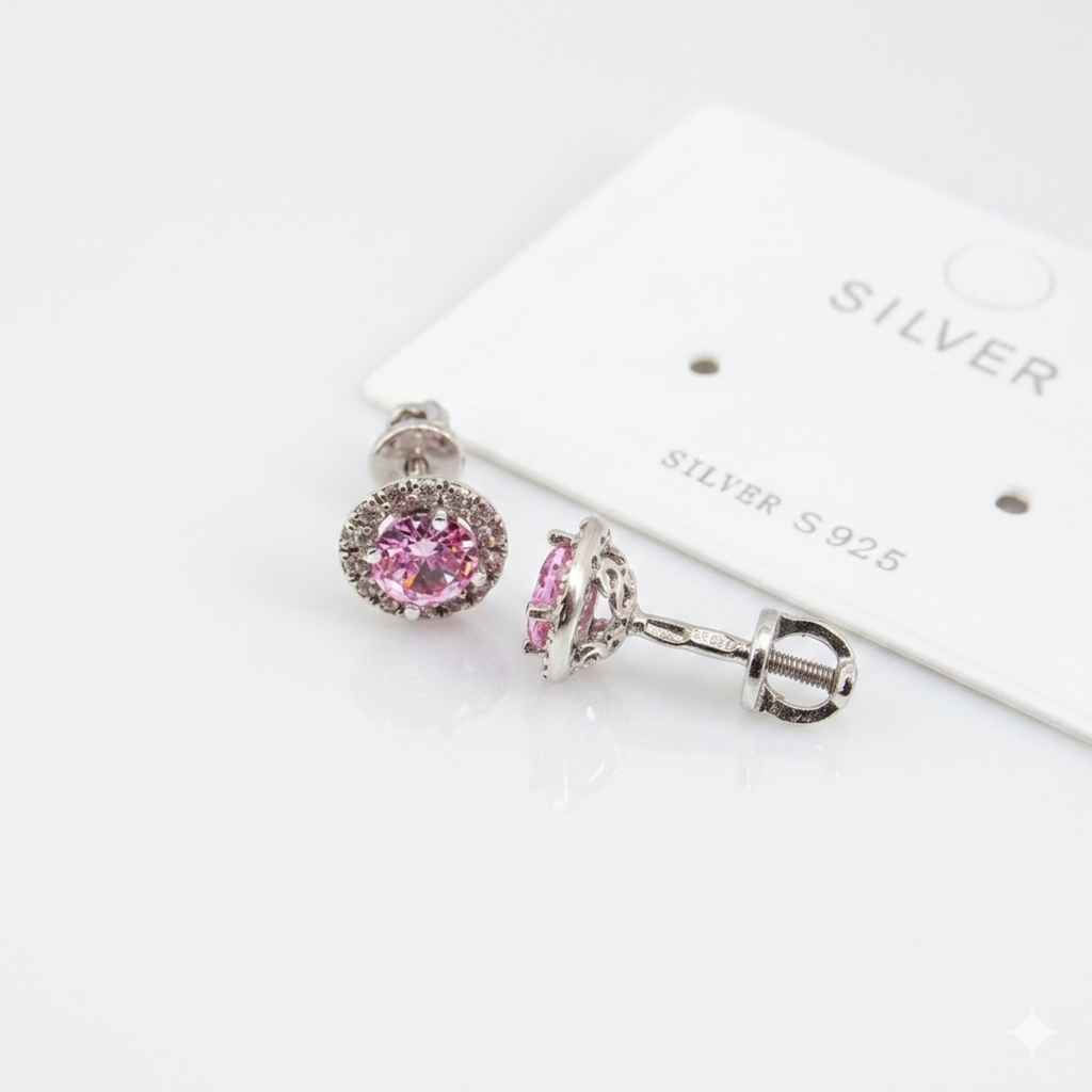 Nahaufnahme von 925 Sterling Silber Halo-Ohrsteckern rhodiniert mit rosa Zirkonia und gut sichtbarem Schraubverschluss.