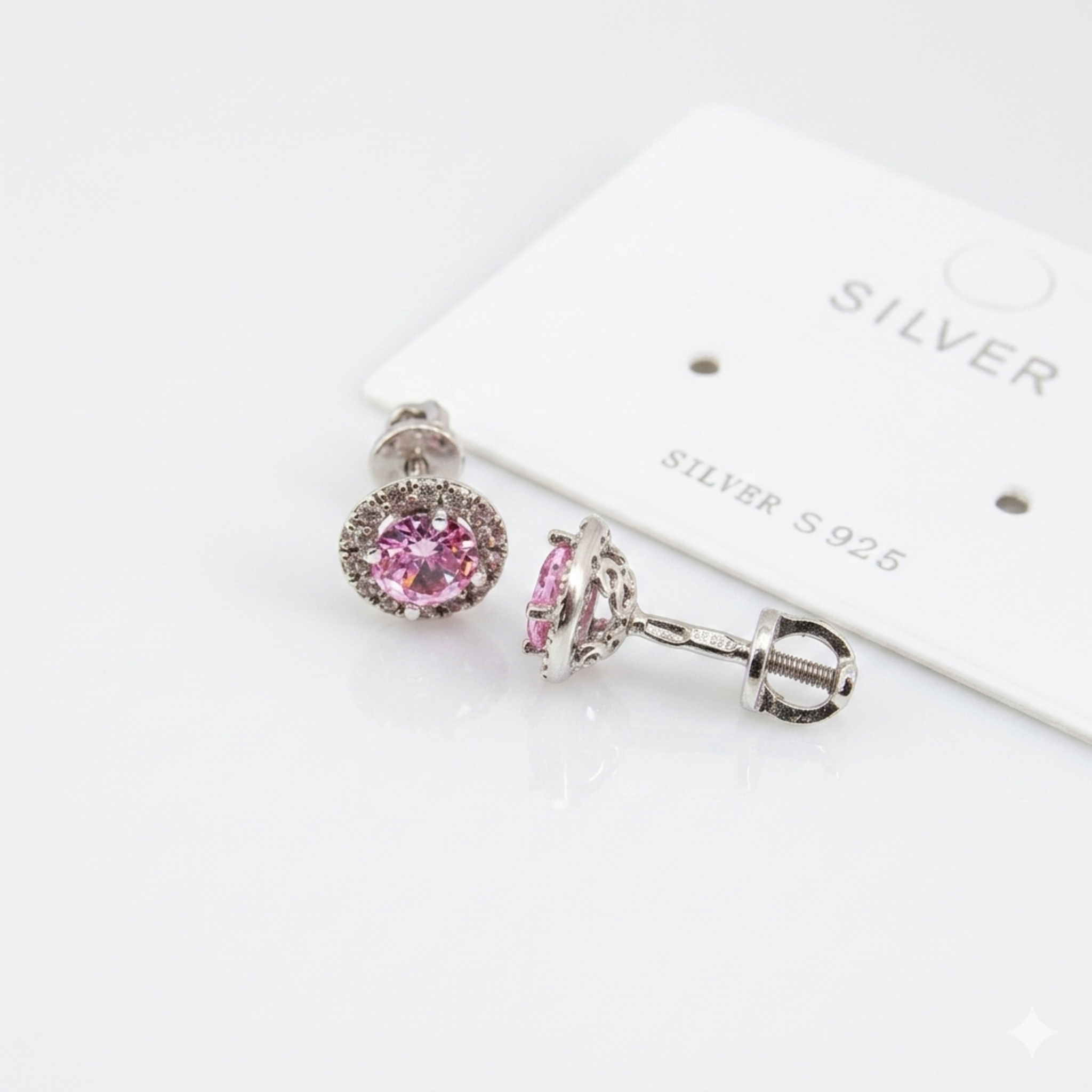 Nahaufnahme von 925 Sterling Silber Halo-Ohrsteckern rhodiniert mit rosa Zirkonia und gut sichtbarem Schraubverschluss.