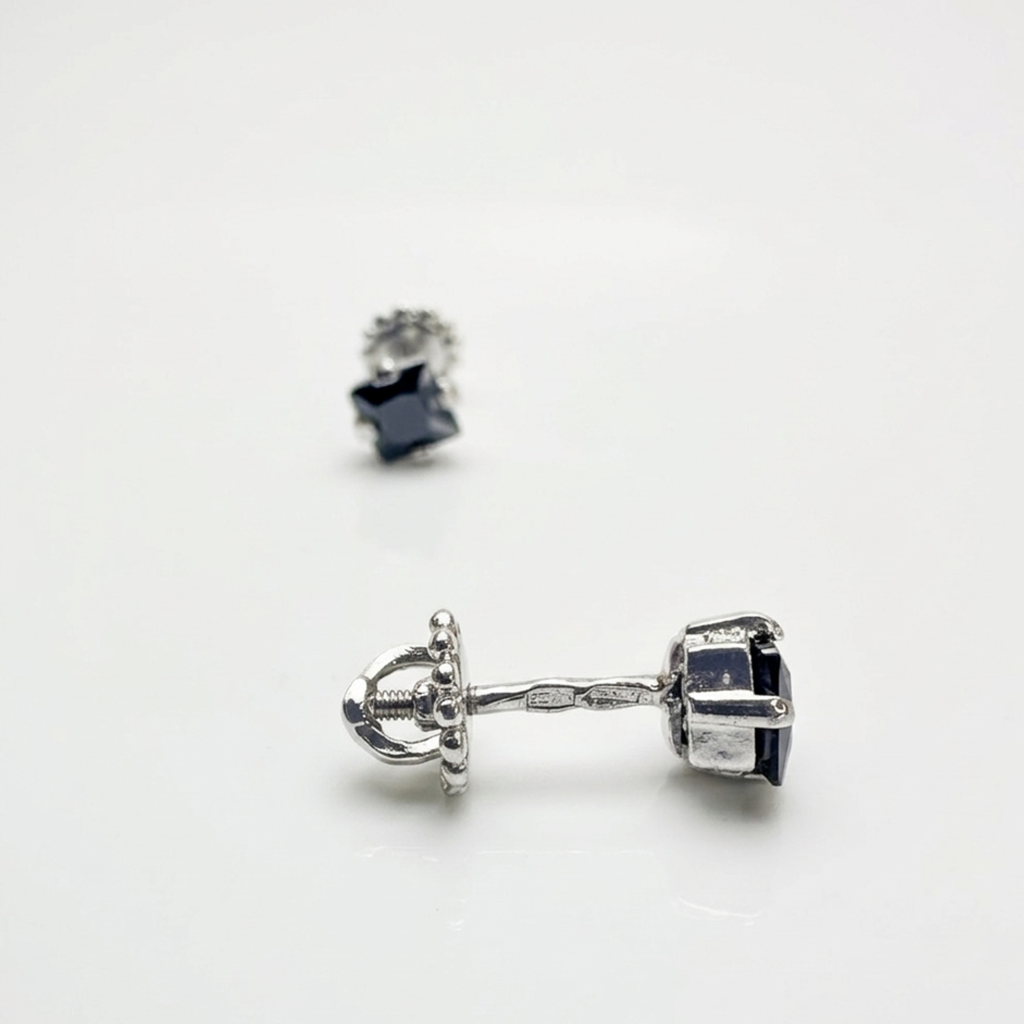Silber 925 Ohrstecker mit schwarzem quadratischen Zirkonia in der Seitenansicht, Detailaufnahme von Stift mit Schraubgewinde und Verschlusskappe.