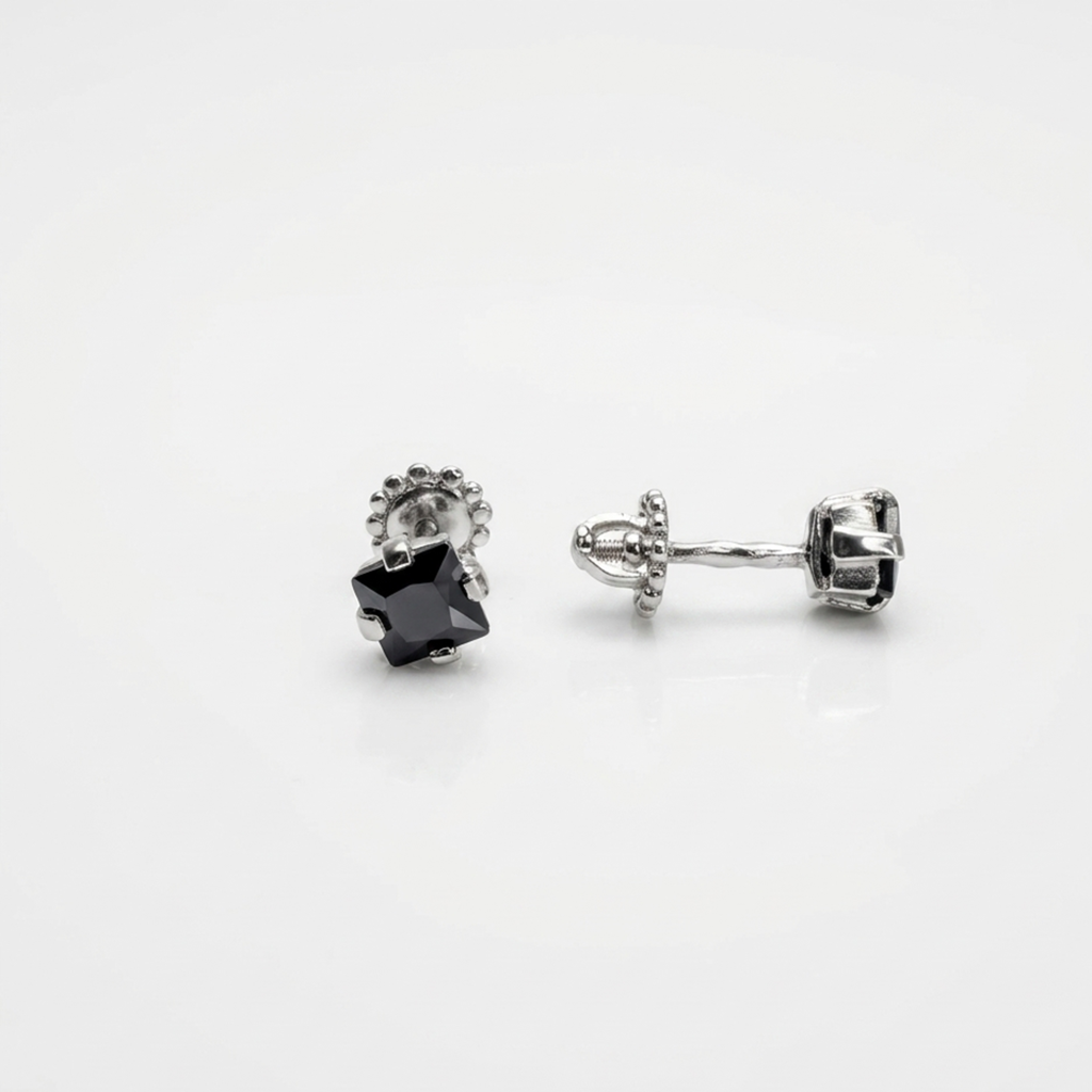 Ohrstecker Silber 925 rhodiniert mit quadratischem schwarzen Zirkonia und Schraubverschluss.