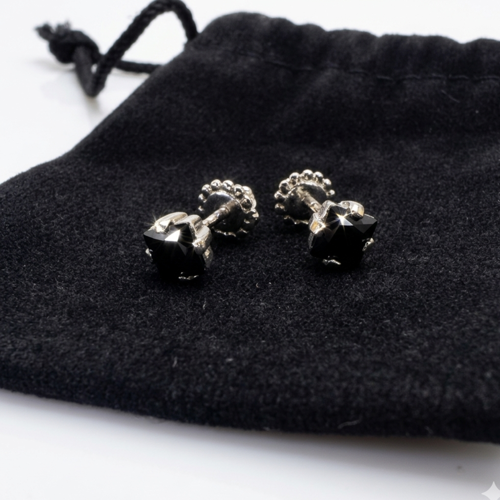 Rhodinierte Silber 925 Ohrstecker mit Schraubverschluss, präsentiert auf schwarzem Schmuckbeutel aus Samt.