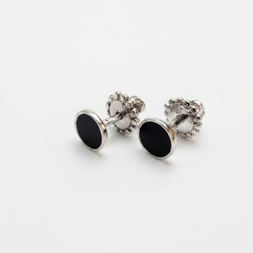 Nahaufnahme von Ohrsteckern aus Sterlingsilber 925 mit Gewinde, glänzende schwarze Emaille.