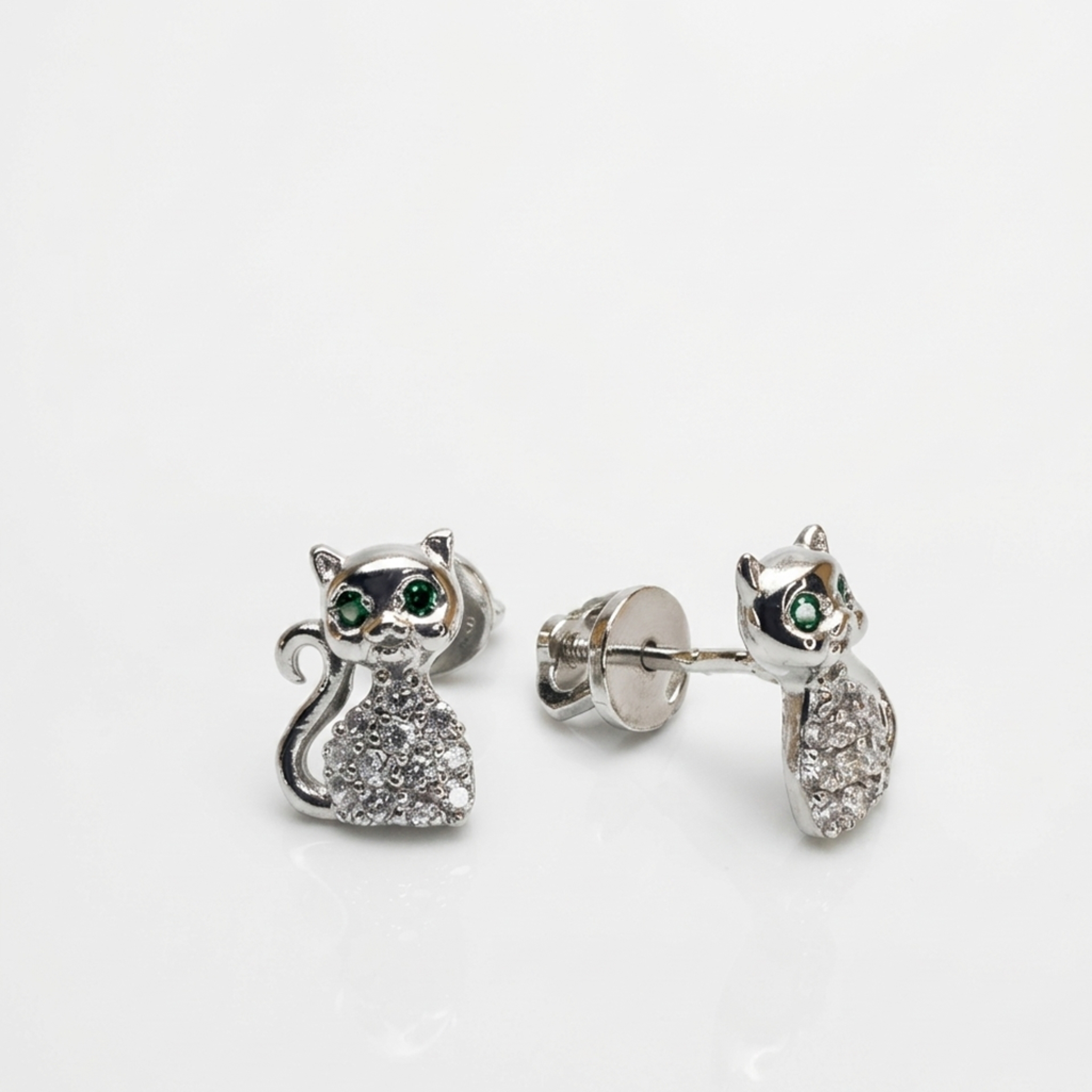 Kinder Ohrstecker Silber 925 rhodiniert sitzende Katze mit grünen Zirkonia-Augen.