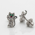 Silberne Katzen-Ohrstecker 925, rhodiniert, Rückseite der Ohrschraube mit elegantem Kugelrand-Design.