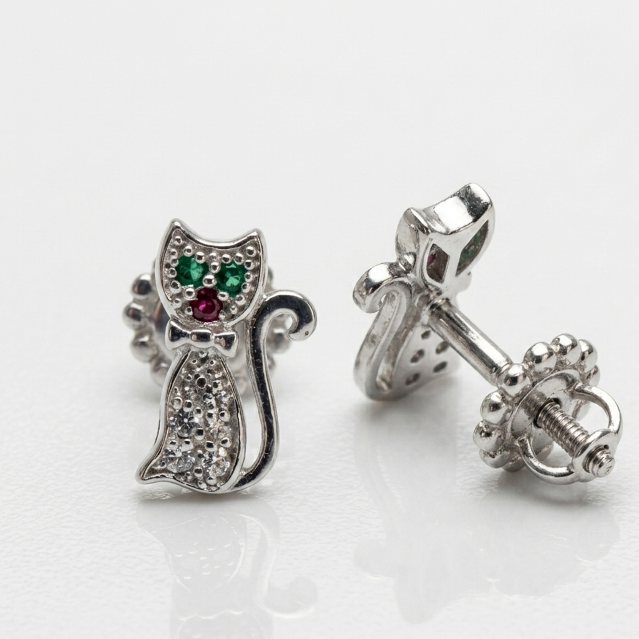 Silberne Katzen-Ohrstecker 925, rhodiniert, Rückseite der Ohrschraube mit elegantem Kugelrand-Design.