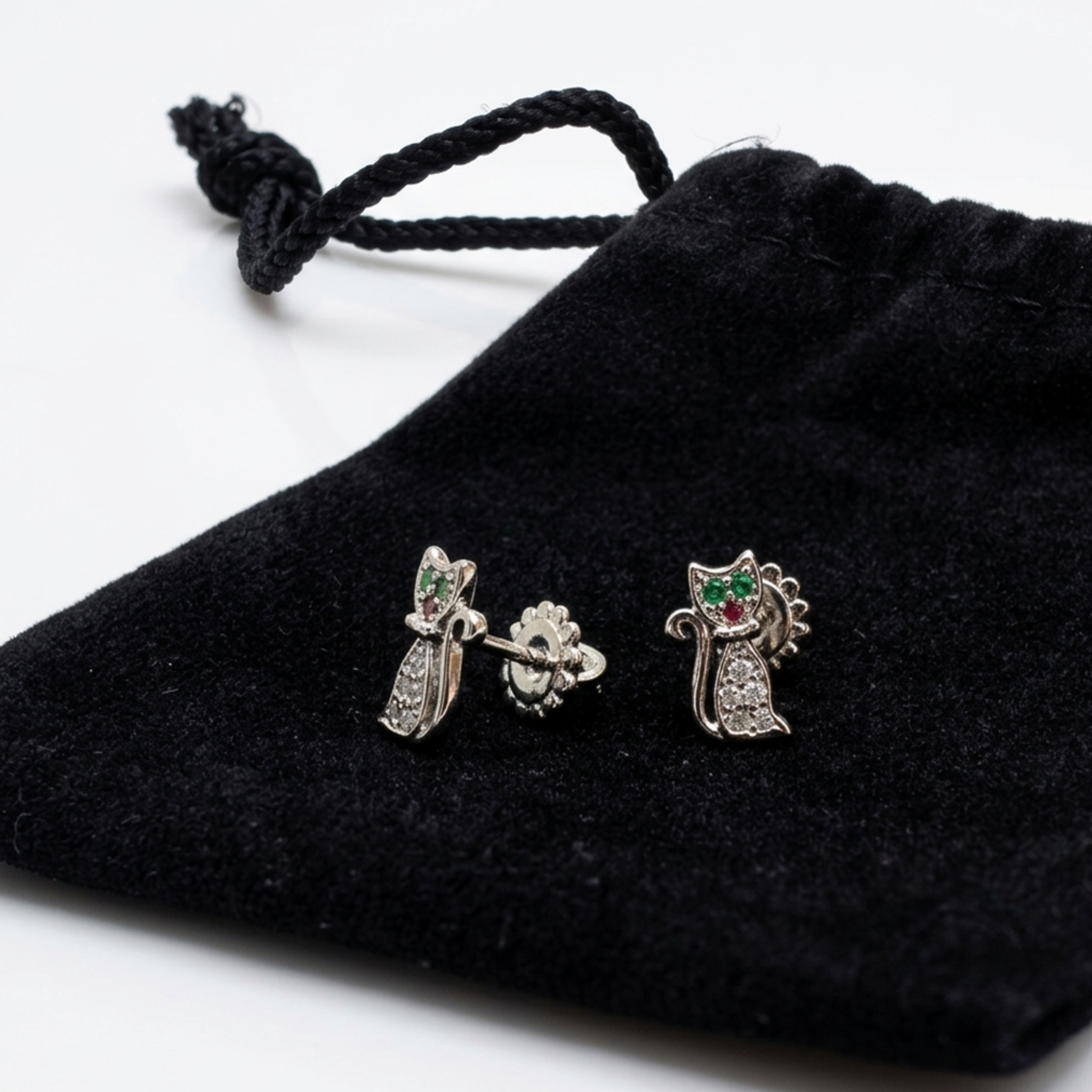 Geschenkidee für Mädchen: Silberne Ohrringe 925 Katze im Set mit einem eleganten Samtbeutel.