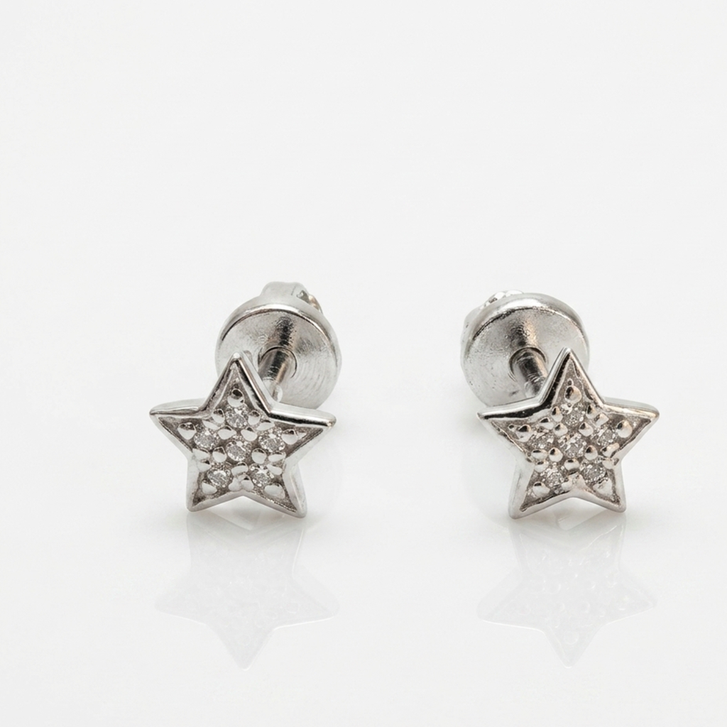 Rhodinierte Echtsilber-Ohrstecker 925 mit glänzendem Schutzfinish gegen Anlaufen, feines Stern-Design mit weißen Zirkonia-Steinen, fotografiert auf weißem Hintergrund.
