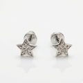 Ohrstecker in Sternform aus Silber 925 mit weißen Zirkonia-Steinen. Modell mit sicherem Schraubverschluss und rhodinierter Oberfläche auf weißem Hintergrund.