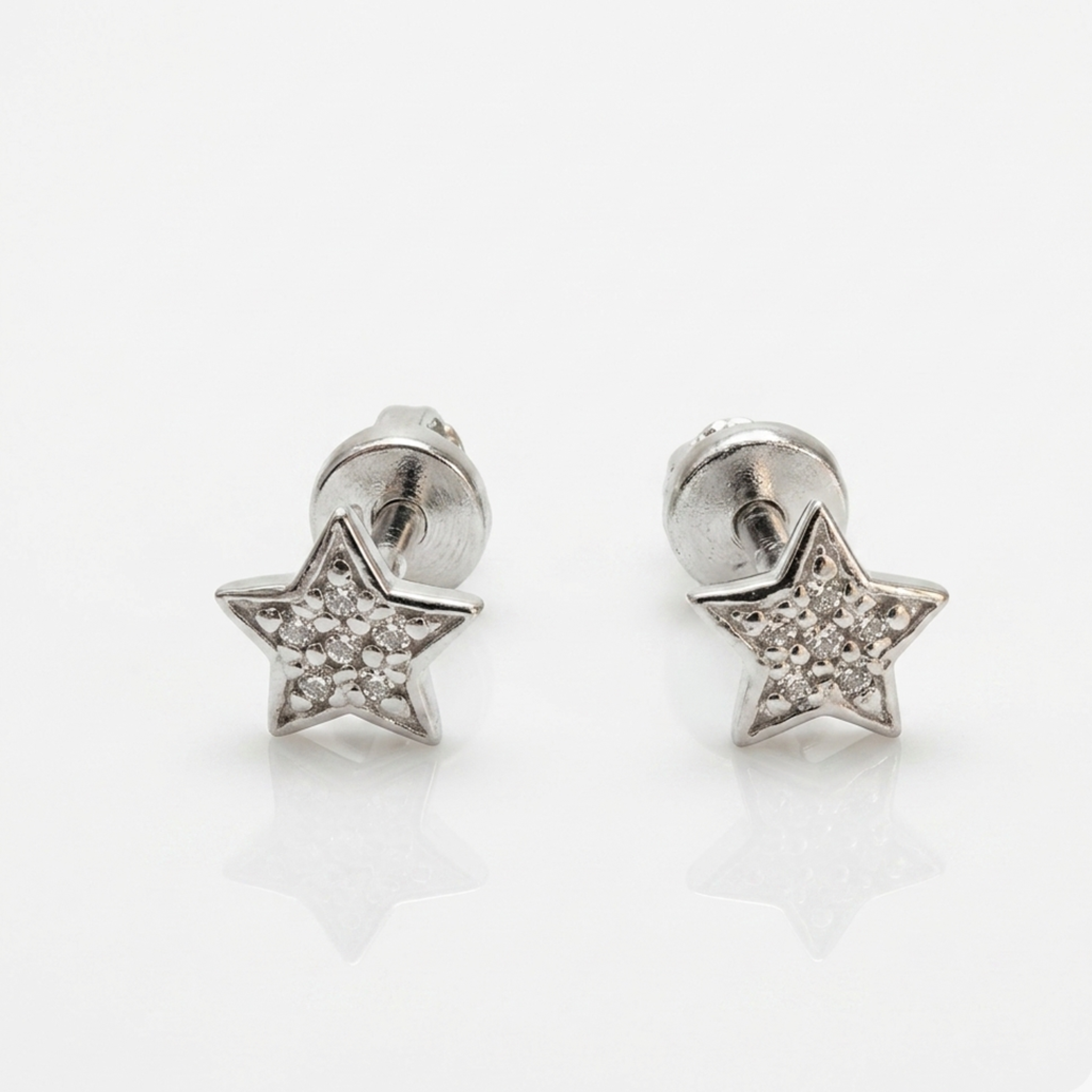 Ohrstecker in Sternform aus Silber 925 mit weißen Zirkonia-Steinen. Modell mit sicherem Schraubverschluss und rhodinierter Oberfläche auf weißem Hintergrund.