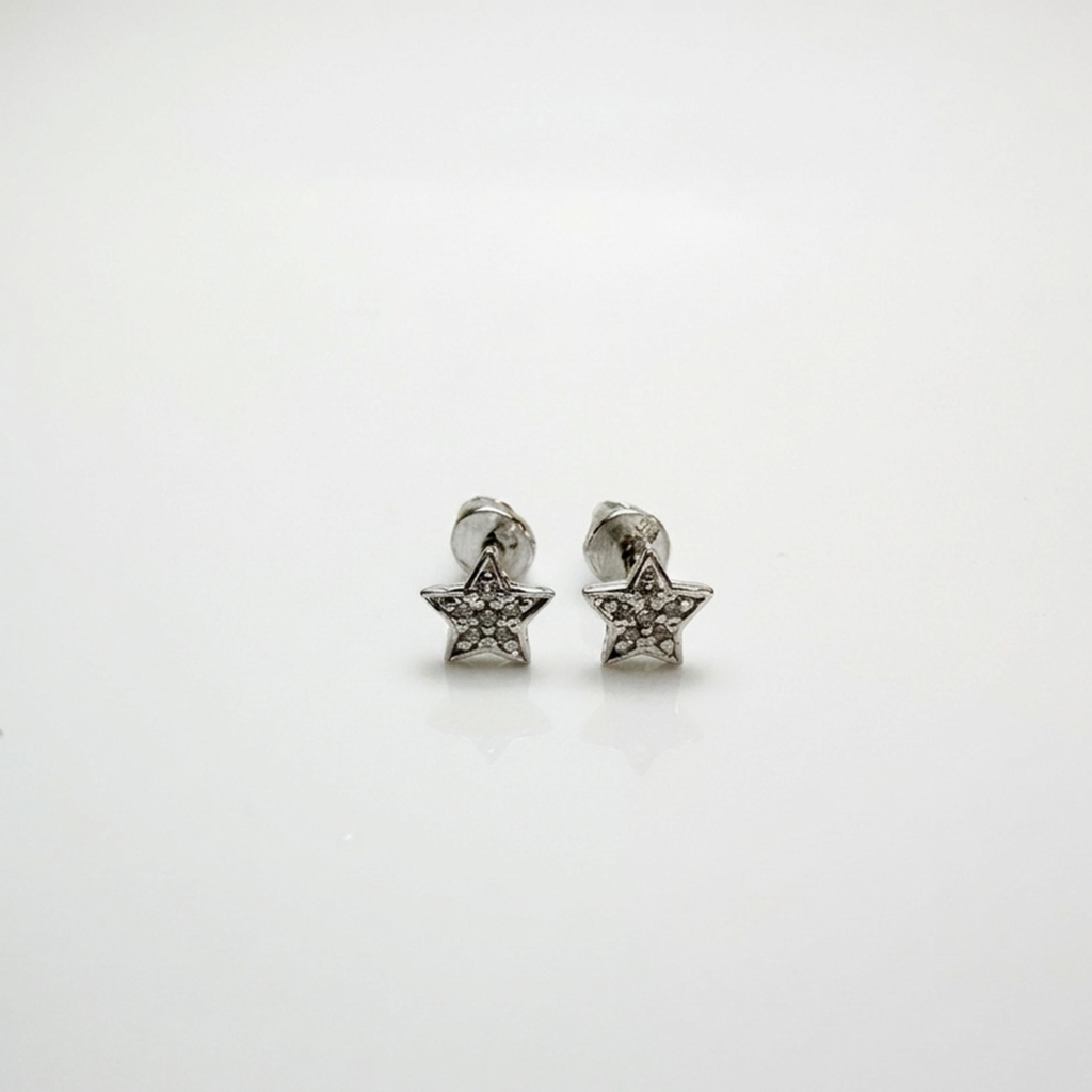 Rhodinierte Echtsilber-Ohrstecker 925 mit glänzendem Schutzfinish gegen Anlaufen, feines Stern-Design mit weißen Steinen aus Zirkonia, fotografiert auf weißem Hintergrund.