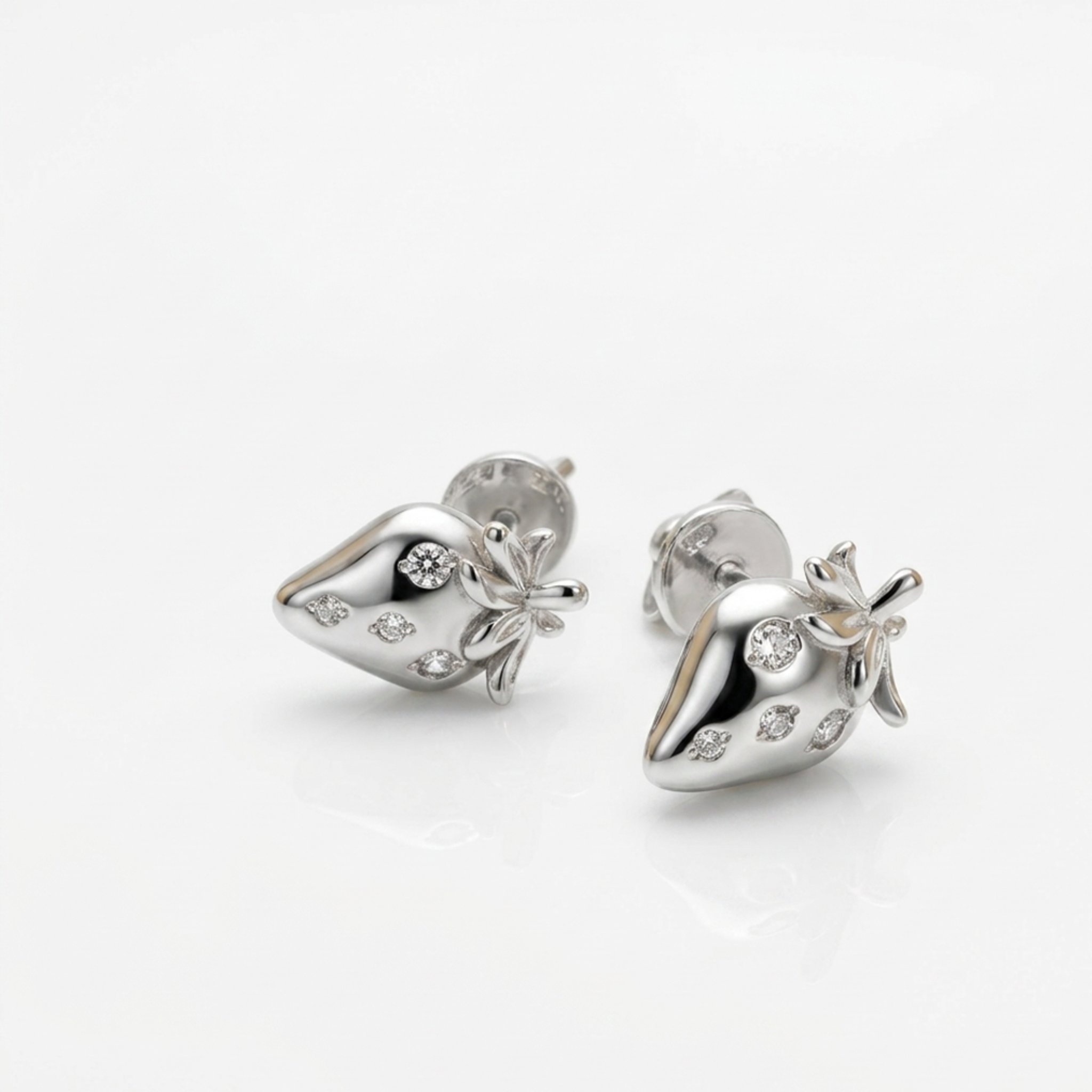 Kinder Ohrstecker Erdbeere aus Silber 925 mit weißen Zirkonia-Steinen. Modell mit sicherem Schraubverschluss und rhodinierter Oberfläche auf weißem Hintergrund.