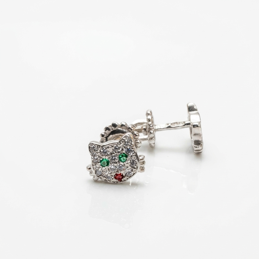 Silber 925 Katzen-Ohrstecker in der Detailansicht von der Seite, Nahaufnahme von Stift mit Schraubgewinde und runder Verschlusskappe auf weißem Grund.