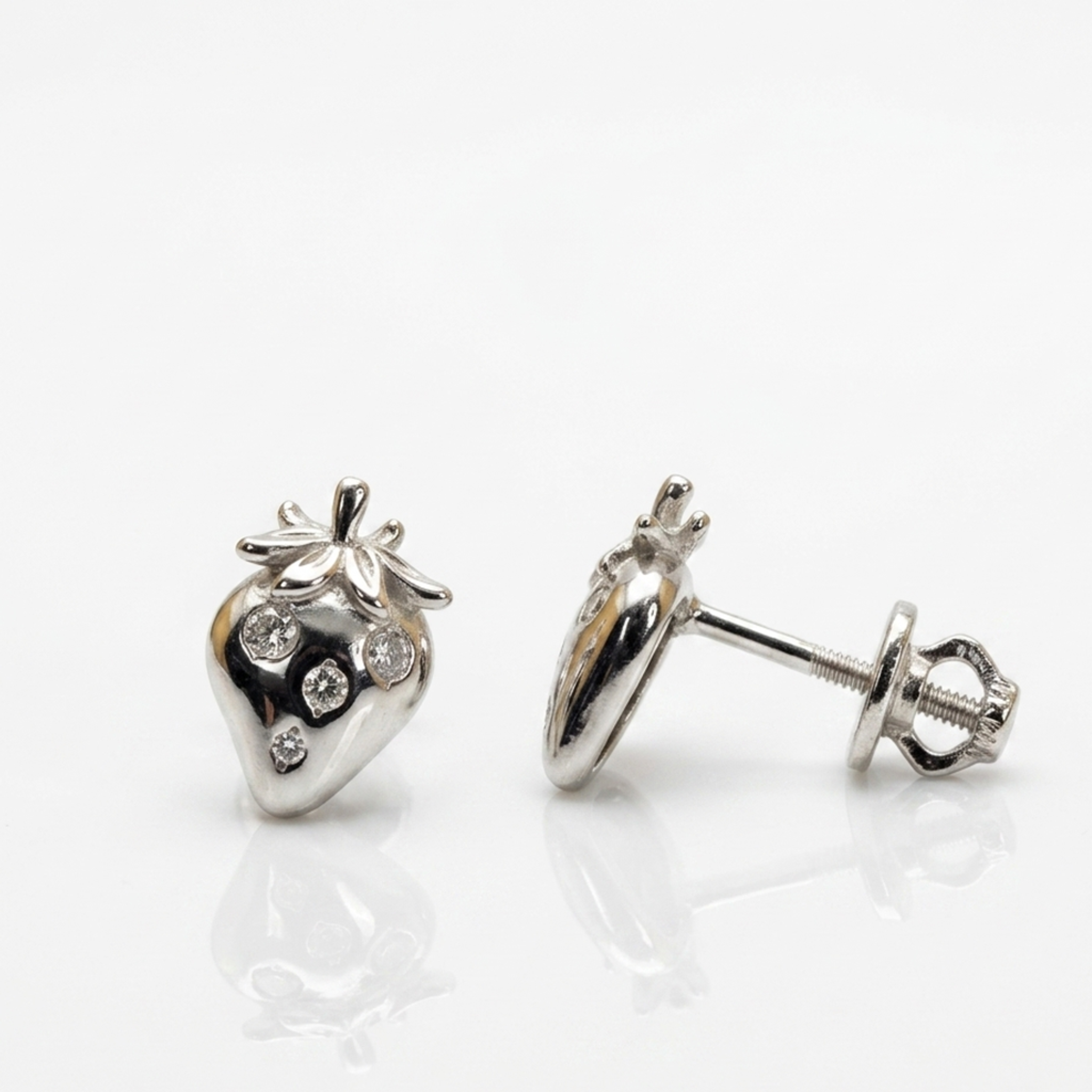 Silber 925 Erdbeer-Ohrstecker in der Detailansicht von der Seite, Nahaufnahme von Stift mit Schraubgewinde und glatter Verschlusskappe auf weißem Grund.