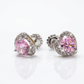 Ohrstecker in Herzform aus Silber 925 mit einem rosa Zirkonia и weißer Entourage. Modell mit sicherem Schraubverschluss und rhodinierter Oberfläche auf weißem Hintergrund.
