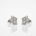 Kinder Ohrstecker Maus aus Silber 925 mit weißen Zirkonia-Steinen. Modell mit sicherem Schraubverschluss und rhodinierter Oberfläche auf weißem Hintergrund.