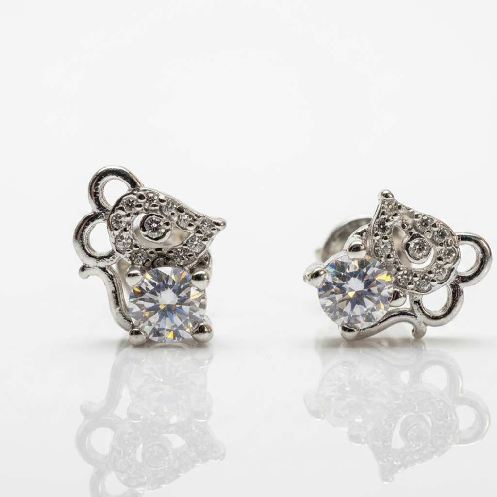 Nahaufnahme von filigranen Ohrringen aus Sterlingsilber 925, das tierische Maus-Motiv komplett mit weißen Zirkonia-Steinen besetzt, freigestellt auf weißem Boden.