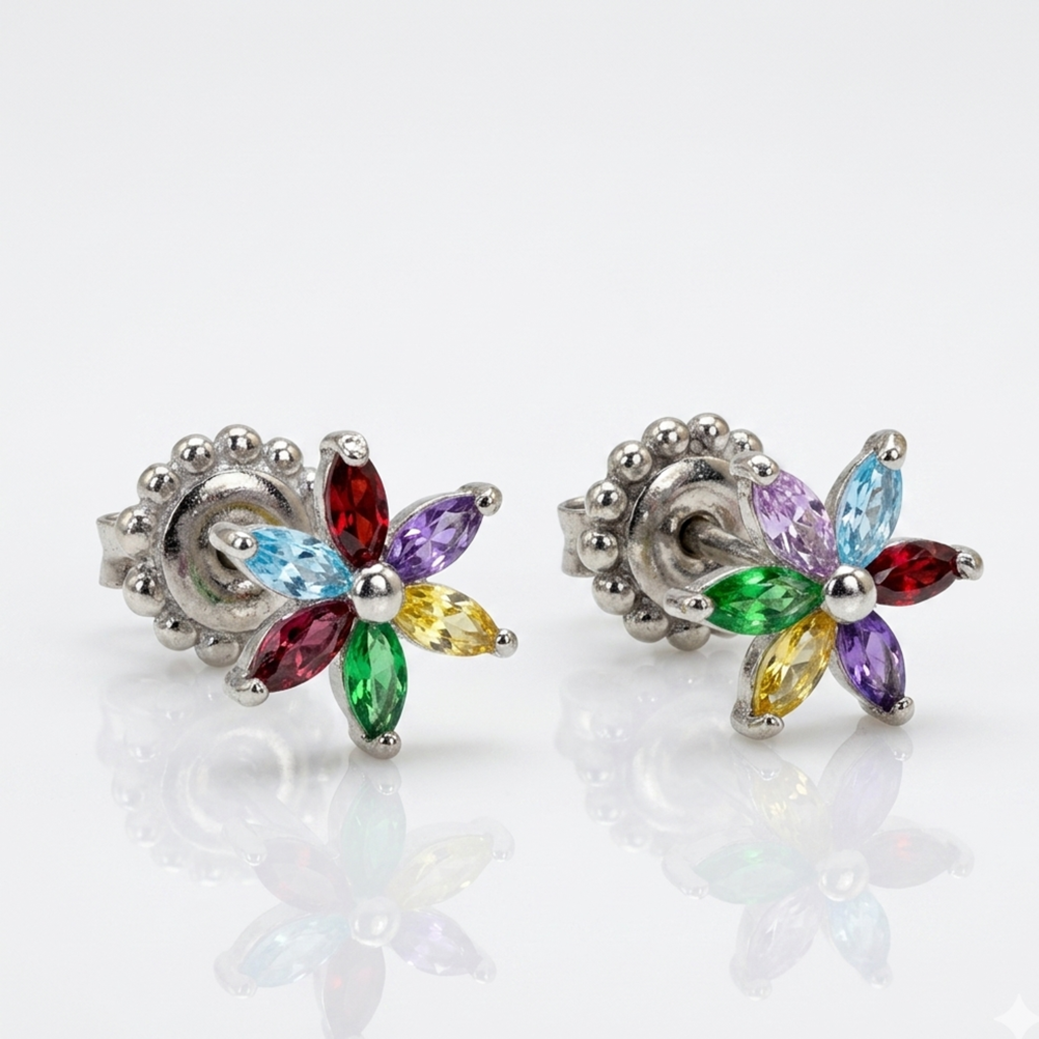 Exklusiver Motivschmuck: Handgefertigte Blumen-Ohrstecker aus 925er Sterling Silber, rhodiniert, mit farbenfrohen Zirkonia-Steinen isoliert auf reinем Weiß.