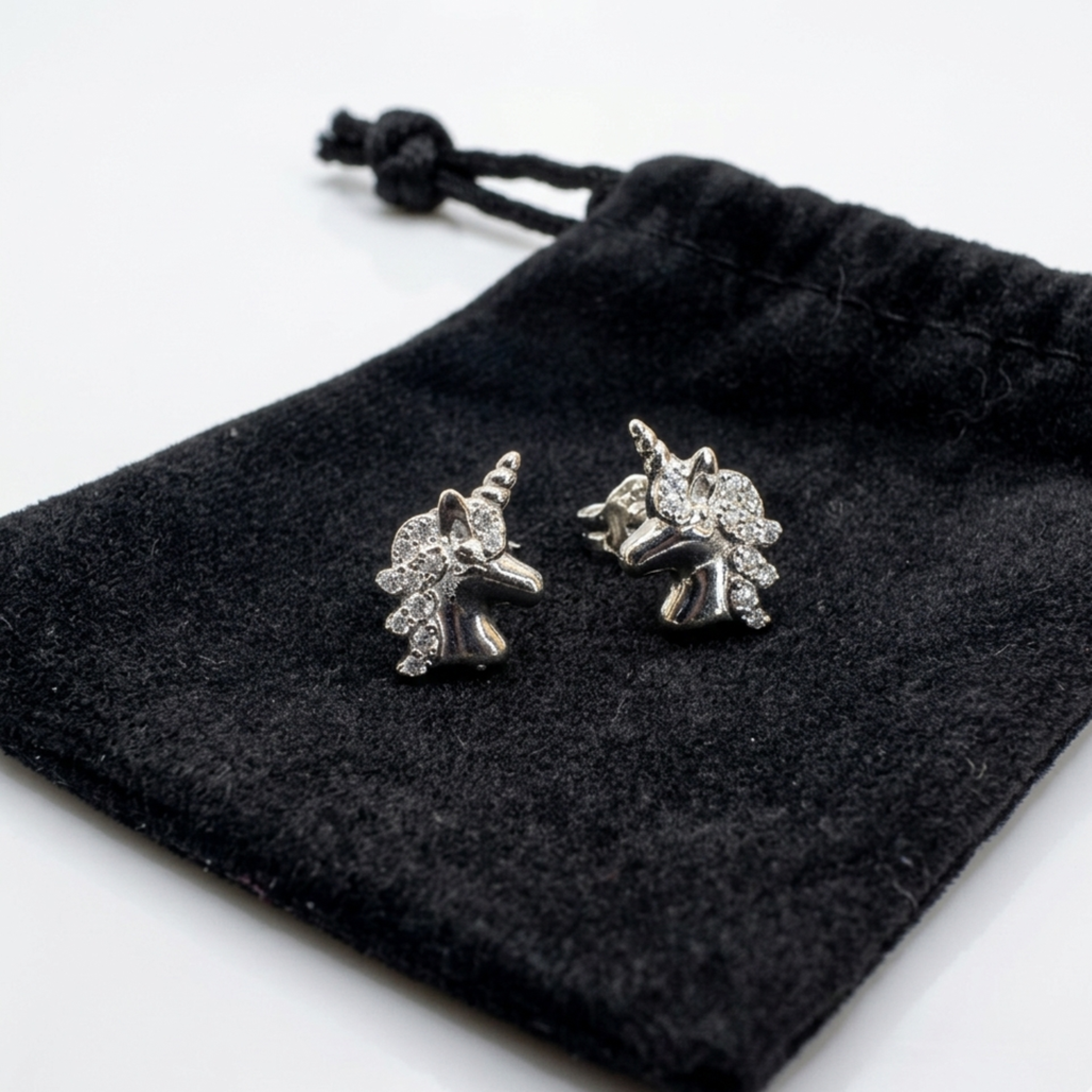 Lieferung: Handgefertigte Einhorn-Ohrstecker aus echtem 925er Sterling Silber mit rhodiniert Oberfläche. Als Geschenkidee, geliefert in dem abgebildeten schwarzen Samtbeutel.