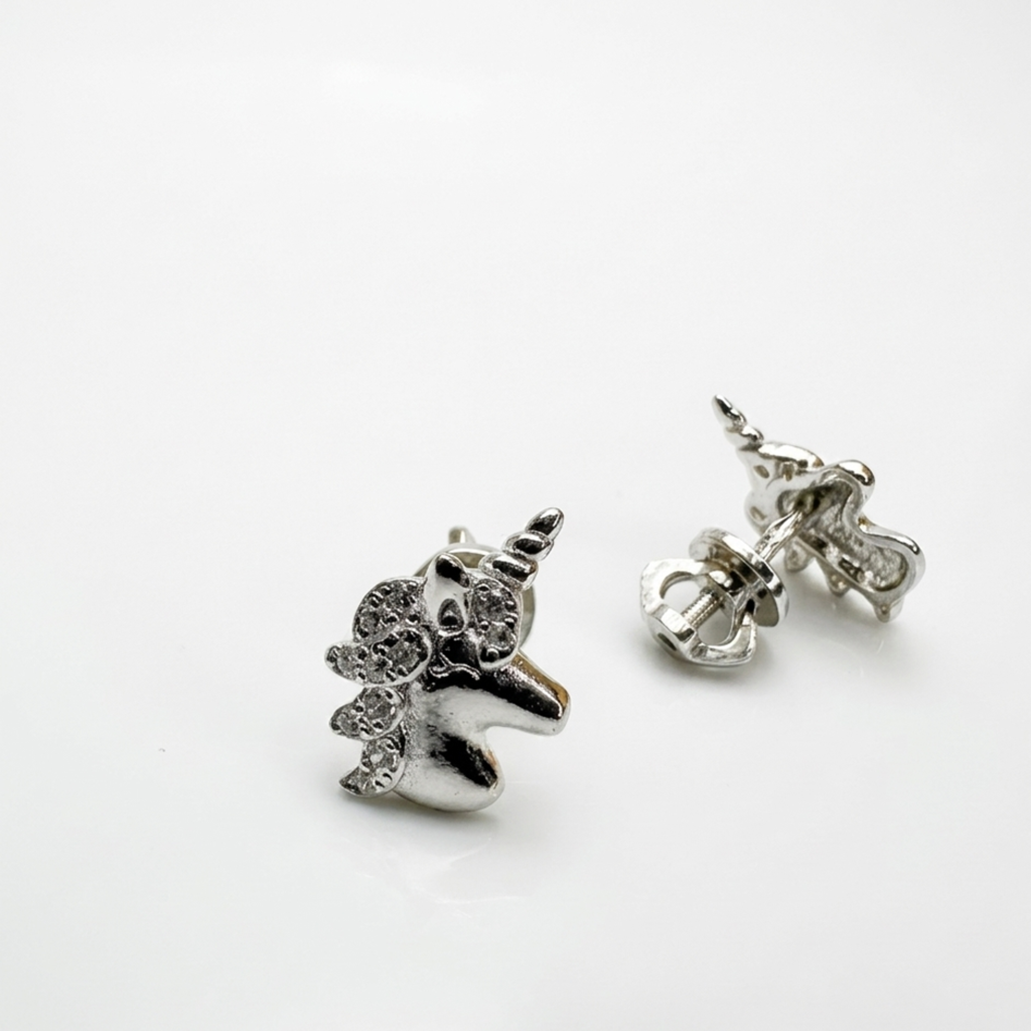 Vorderansicht der Einhorn-Ohrstecker aus 925er Sterling Silber mit Fokus auf die hochglanzpolierte Oberfläche und den detailreichen geprägten Strahl.